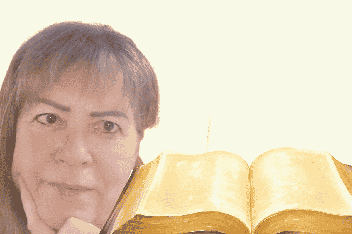 Hildegard Schmier, Liebes-Karma-Expertin mit einem aufgeschlagenen leuchtenden Buch im Vordergrund