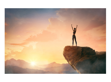 Frau auf dem Berg als Symbol für Power-Potentialanalyse und persönliche Entfaltung
