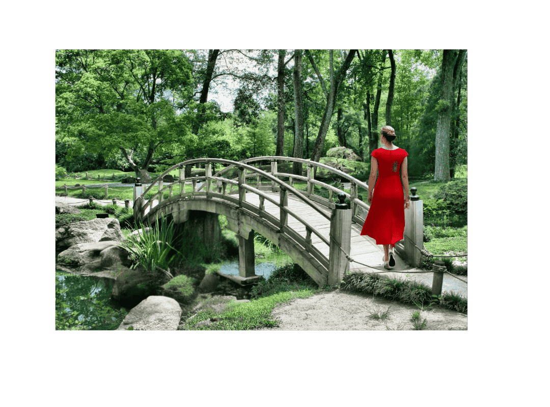 Frau steht am Anfang einer Brücke in der Natur - Symbol für Veränderung und neuen Lebensweg